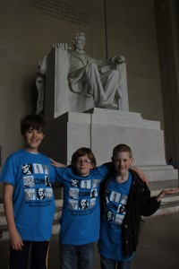 Kids-at-Lincoln-memorial